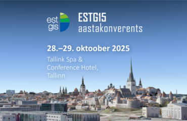 ESTGISi aastakonverentsi toimumise info tekstuuriga kaetud 3D hoonetega Tallinna vanalinna siluettvaate taustal